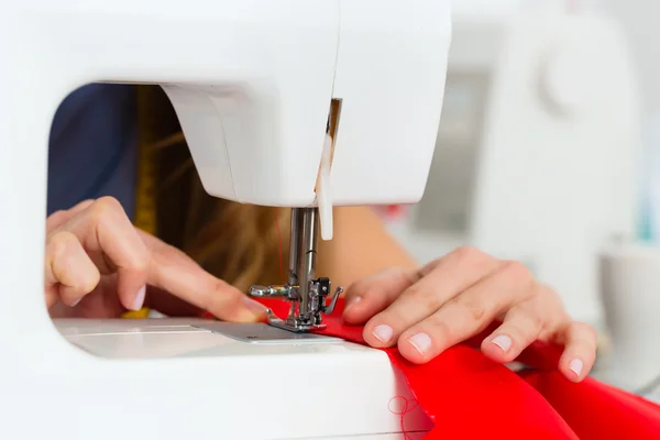 Diseñador de moda o sastre trabajando en estudio — Foto de Stock