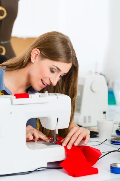 Modedesignerin oder Schneiderin im Atelier — Stockfoto