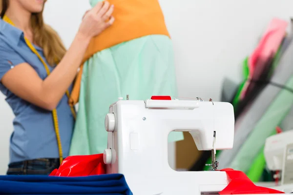 Modedesignerin oder Schneiderin im Atelier — Stockfoto