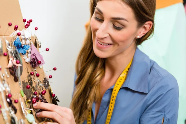 Diseñador de joyas con selección de piezas — Foto de Stock