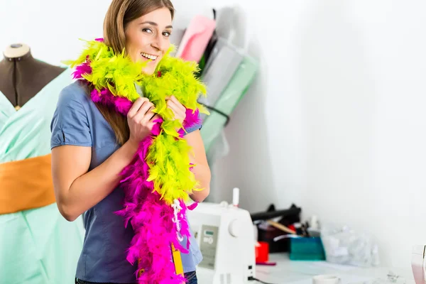 Diseñador de moda o sastre trabajando en estudio —  Fotos de Stock