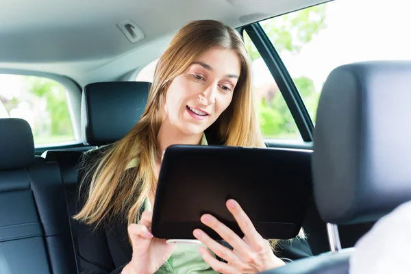 Frau fährt im Taxi, sie hat einen Termin — Stockfoto