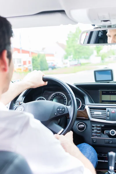 Young taxichauffeur zijn auto rijden — Stockfoto