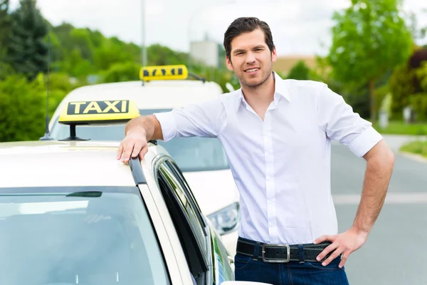 Fahrer wartet vor Taxi auf Kunden — Stockfoto