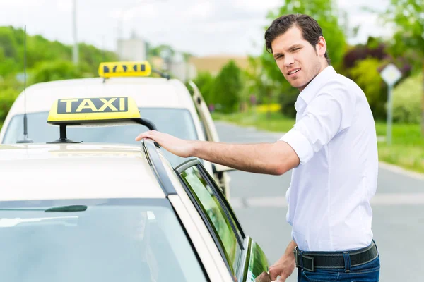 Föraren framför taxi väntar på klienter — Stockfoto