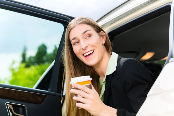 Young businesswoman getting out of taxi — Stock Photo, Image