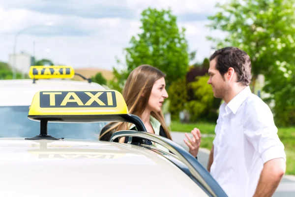 Taxista y pasajero delante del coche — Foto de Stock