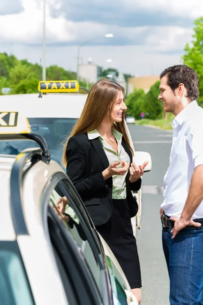 Taxi vezető és az utas autó előtt — Stock Fotó