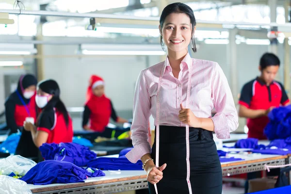 Asiatische Schneiderin in einer Textilfabrik — Stockfoto