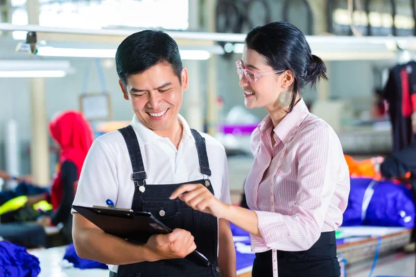 Production manager and designer in Asian factory — Stock Photo, Image