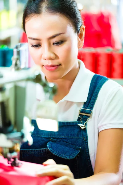 Costurera en una fábrica textil china — Foto de Stock