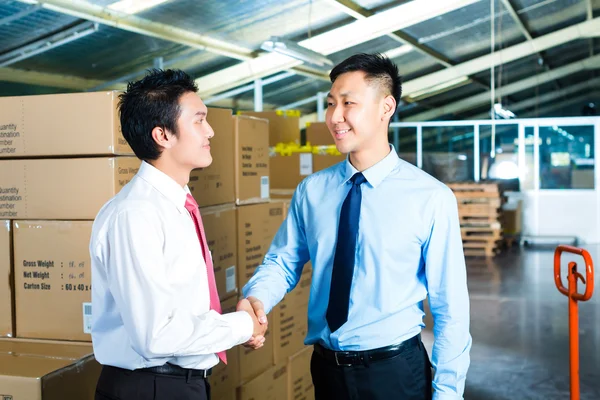 Businesspeople in warehouse have a deal — Stock Photo, Image