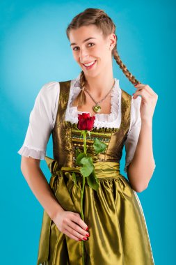 geleneksel giyim - dirndl veya tracht kadında