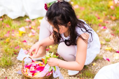 Çiçek petal sepeti ile düğün nedime
