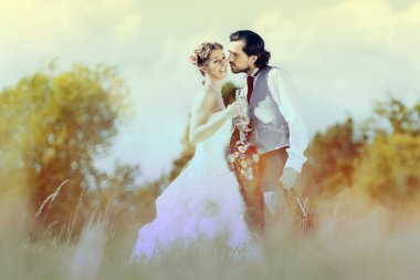 Düğün çift gelin ve damat çayır üzerinde