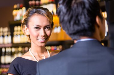 Asya çift kırmızı şarap içme