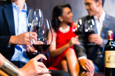 Asya arkadaş bar içinde şarap içme