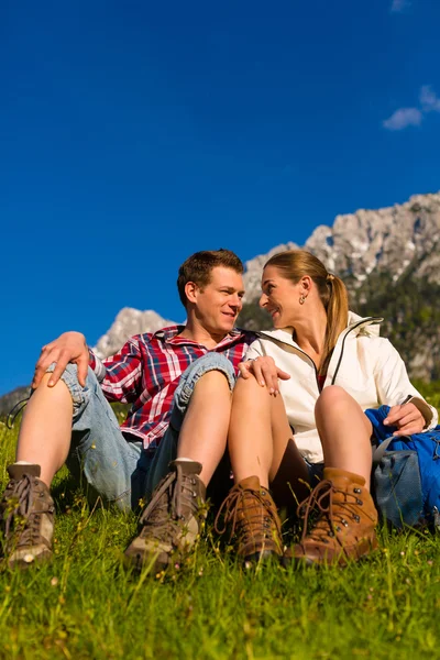 Caminhadas felizes casal em montanhas alp — Fotografia de Stock