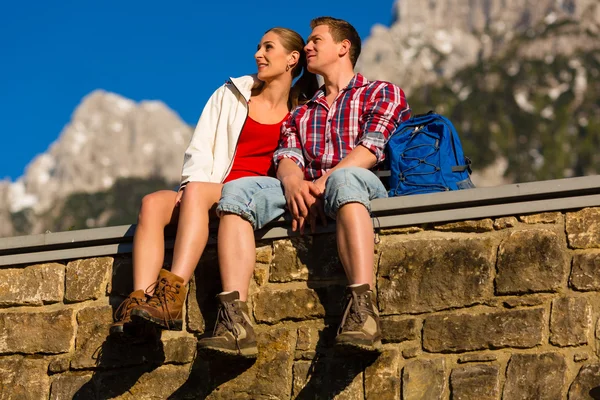 Caminhadas felizes casal em montanhas alp — Fotografia de Stock