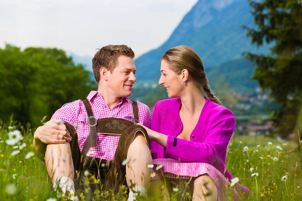 Lyckliga par i alpina äng — Stockfoto