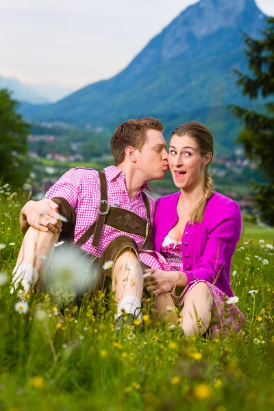 Joyeux couple dans la prairie alpine — Photo