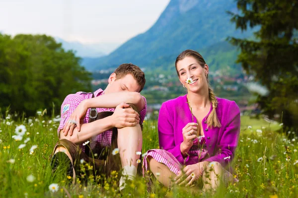 Couple avec problèmes dans la prairie alpine — Photo