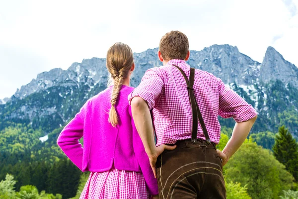 Lyckliga par i alpina äng — Stockfoto