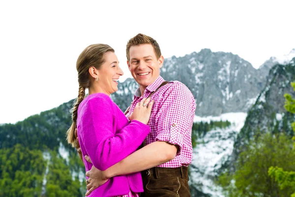 Casal feliz no prado alpino — Fotografia de Stock