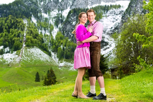 Glückliches Paar auf der Alm — Stockfoto