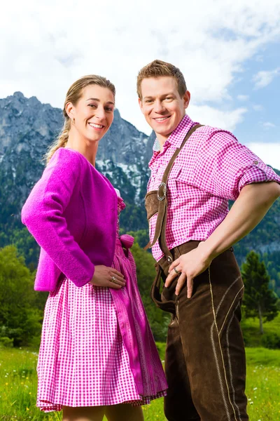 Pareja feliz en el prado alpino —  Fotos de Stock