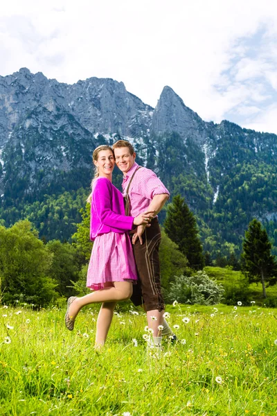 Joyeux couple dans la prairie alpine — Photo