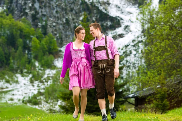 Caminhadas de casal feliz no prado alpino — Fotografia de Stock