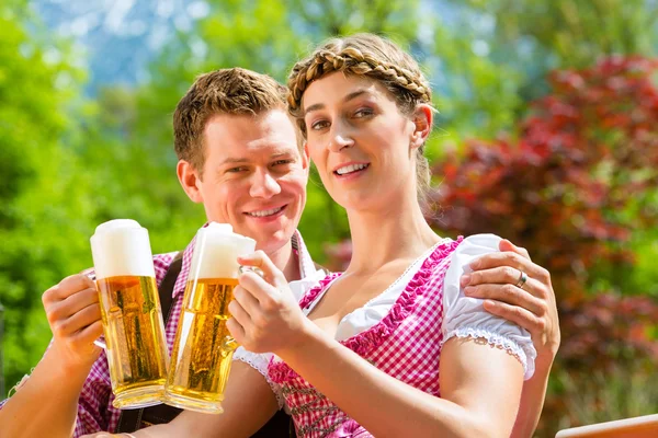 幸福的夫妇，在喝啤酒的啤酒花园 — 图库照片