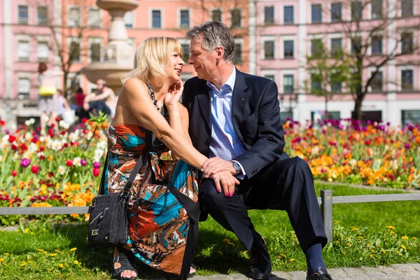 春季在城市的年长夫妇 — 图库照片
