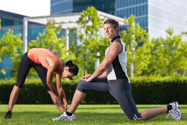 Deportes urbanos - fitness en la ciudad — Foto de Stock