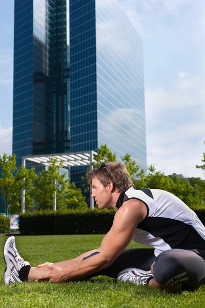 Deportes urbanos - fitness en la ciudad — Foto de Stock