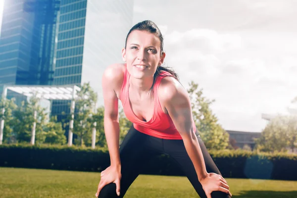 Esportes urbanos - corrida fitness na cidade — Fotografia de Stock