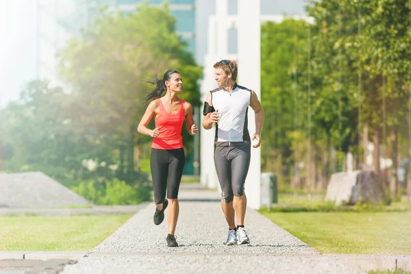 Esportes urbanos - corrida fitness na cidade — Fotografia de Stock