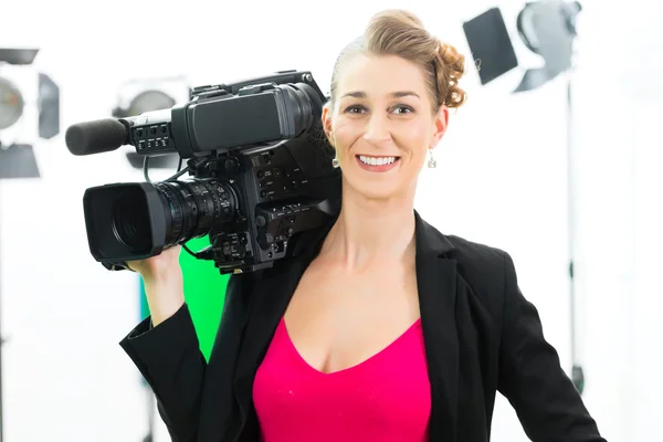 Камера жінка знімає з камерою на знімальному майданчику — стокове фото