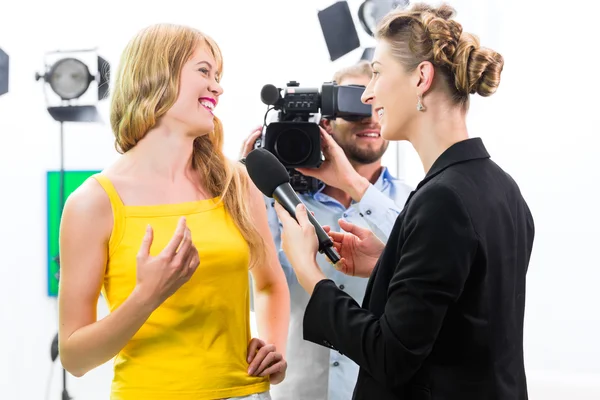 Reporter and cameraman shoot an interview — Stock Photo, Image