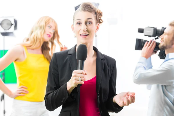 Reporter moderating an interview on film set — Φωτογραφία Αρχείου