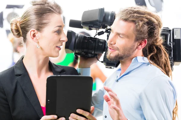 Director giving cameraman direction for video production — Stockfoto
