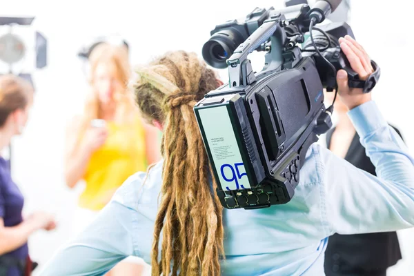 Cameraman shooting with camera on film set — Φωτογραφία Αρχείου