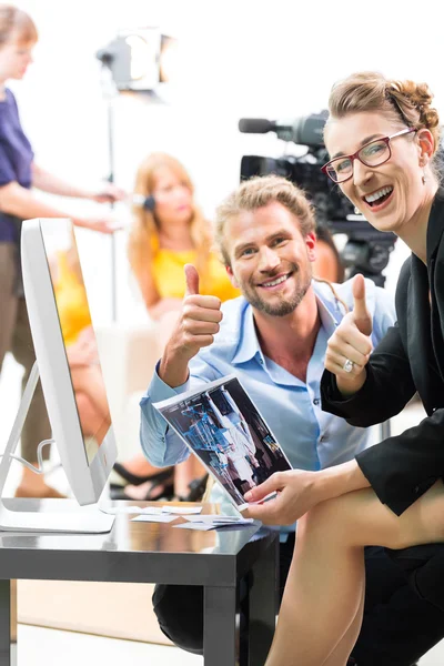 Equipo de cine discutiendo dirección para la producción de video — Foto de Stock