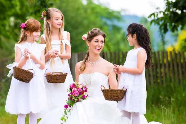 Braut im Brautkleid mit Brautjungfern — Stockfoto