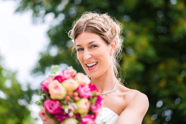 Sposa in abito da sposa con bouquet da sposa — Foto Stock