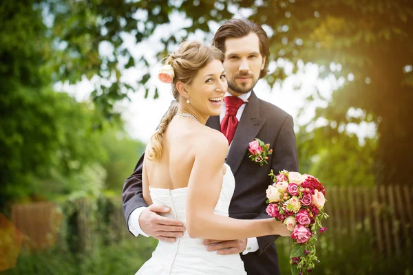 Bröllop brud och brudgum på en äng, med brudbukett — Stockfoto