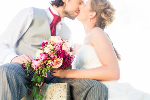 Par de noivas beijando no campo após o casamento — Fotografia de Stock