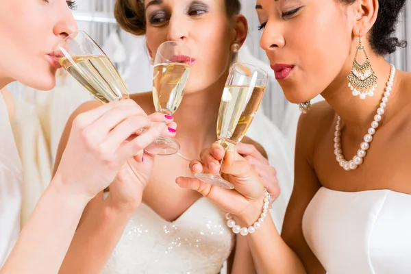 Novias bebiendo champán en la tienda de bodas — Foto de Stock