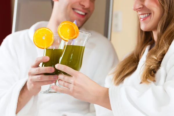 Wellness - Couple with Chlorophyll-Shake in Spa — Stock Photo, Image